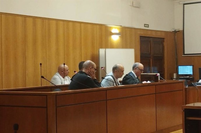 Los procesados y sus representantes legales durante la comparecencia este martes en la Audiencia de Valladolid donde se ha acordado suspender el juicio y fijar nuevas fechas.