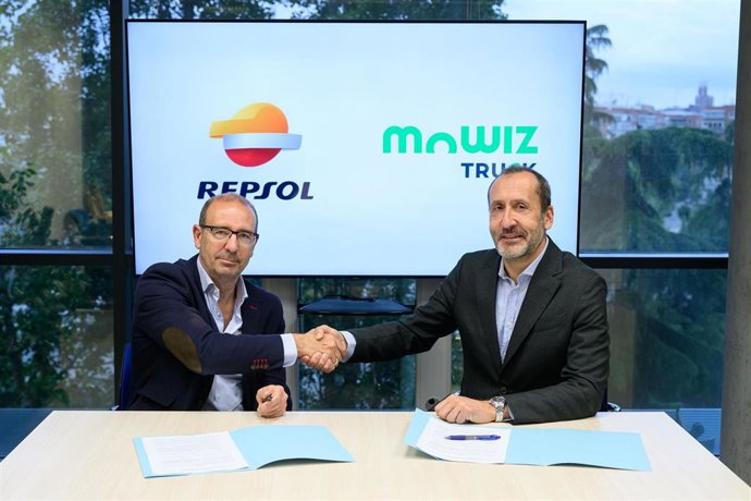 Javier Delgado, consejero delegado de Eysa, y Carlos Suarez, director B2B de Movilidad de Repso