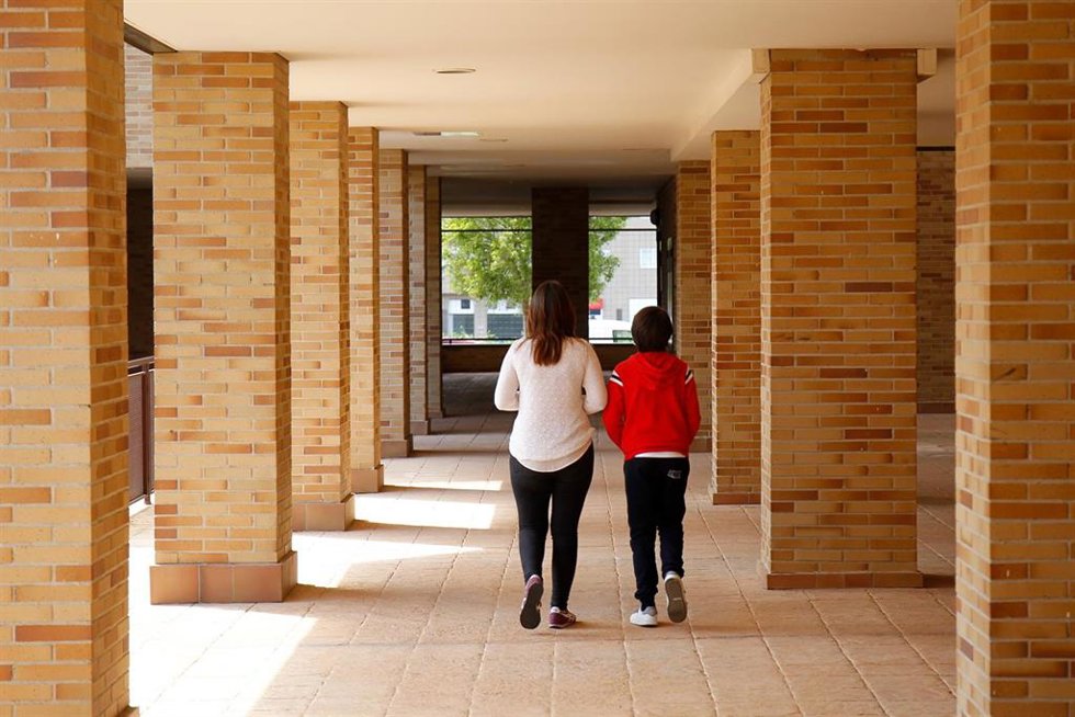 Archivo - Imagen de archivo de un mujer y un niño paseando.