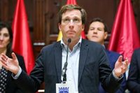Almeida hace un "requerimiento a la dignidad" con los demandantes de asilo porque no pueden ser tratados "como bultos"