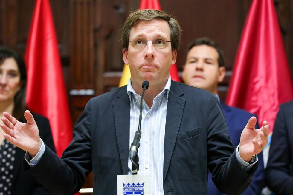 Archivo - El alcalde de Madrid, José Luis Martínez-Almeida durante una firma de tres protocolos de intenciones entre Ayuntamientos con el objeto de dar alojamiento de emergencia a solicitantes de asilo y refugio, en Madrid a 21 de diciembre de 2019