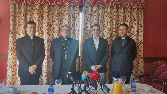 De izda a dcha, Gabriel Ángel Rodríguez, Abilio Martínez, Alberto Martín y José Sala analizan el día a día de la Diócesis de Osma-Soria.