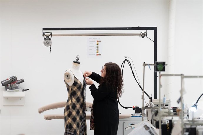 Archivo - Una empleada