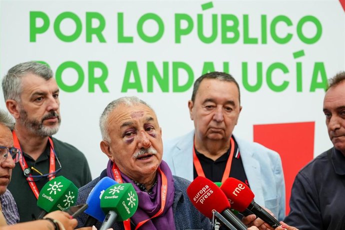 El secretario general de UGT, Pepe Álvarez, atiende en Sevilla a los medios de comunicación.