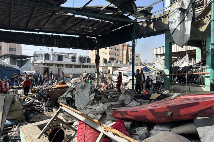 26 May 2025, Palestinian Territories, Gaza: People survey the extensive damage caused by Israeli airstrikes on the Fahmi Al-Jarjawi School in the Al-Daraj neighborhood, which was sheltering displaced families Photo: Khasan Alzaanin/TASS via ZUMA Press/dpa