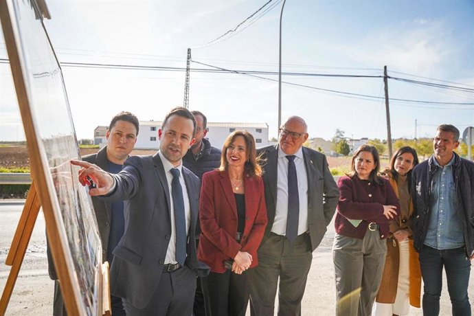 Rocío Díaz, en una imagen de archivo de su visita a La Rambla para conocer sobre el terreno el proyecto de remodelación del acceso a dicho municipio, ahora adjudicado.