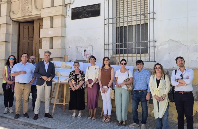 Lorite (4º izda.), en la presentación de la primera fase del futuro Espacio Cultural-Teatro de Aguilar de la Frontera.