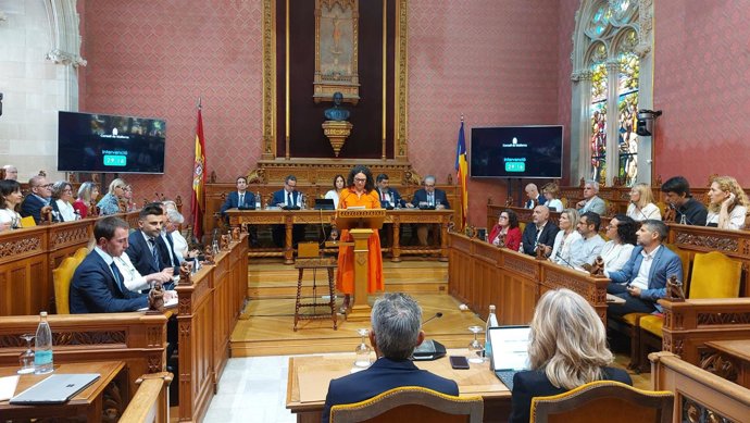 La portavoz del PSIB en el Consell de Mallorca, Catalina Cladera, interviene en el Debate de Política General.