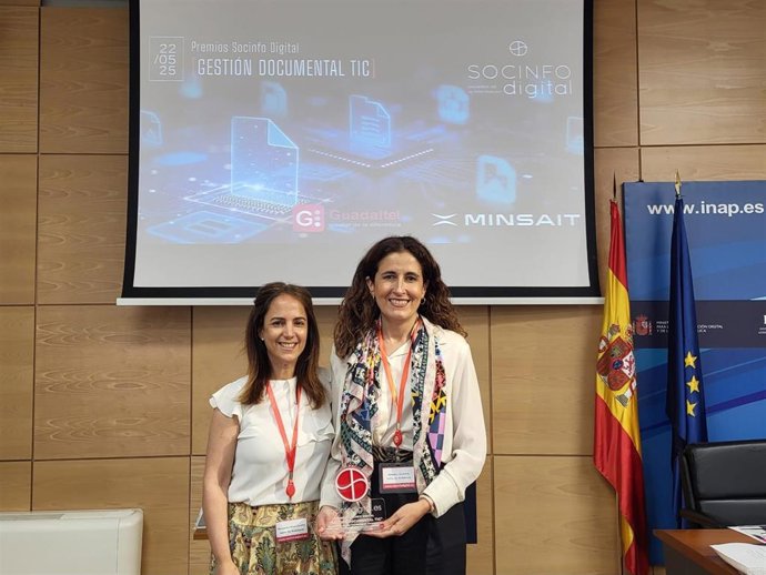 De izquierda a derecha, Margarita Pérez-Castilla Román, Responsable del proyecto UAI DOC, y Amparo Gamero Esteban, responsable de la Unidad de Automatización Inteligente de la Agencia Digital de Andalucía.