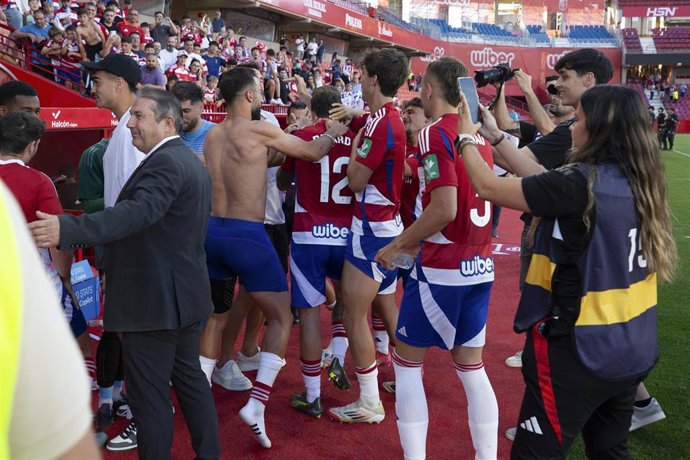 Los jugadores del Granada CF celebran su victoria ante el CD Castellón que les mantiene vivos por jugar el 'playoff' de ascenso a LaLiga EA Sports