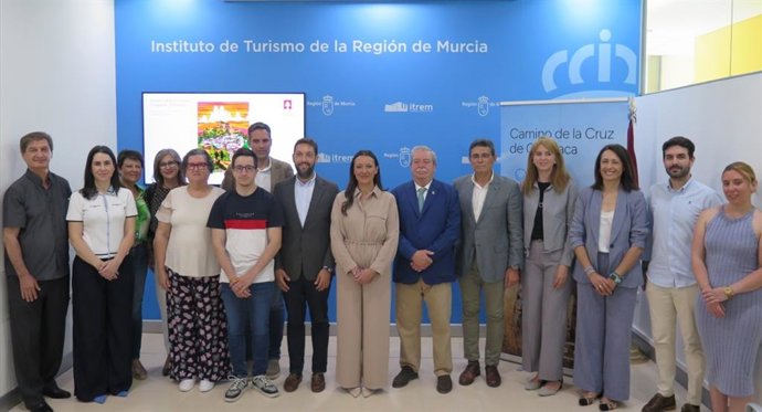 La consejera Carmen Conesa con participantes y asistentes a la presentación de las jornadas Camino de la Cruz 2025