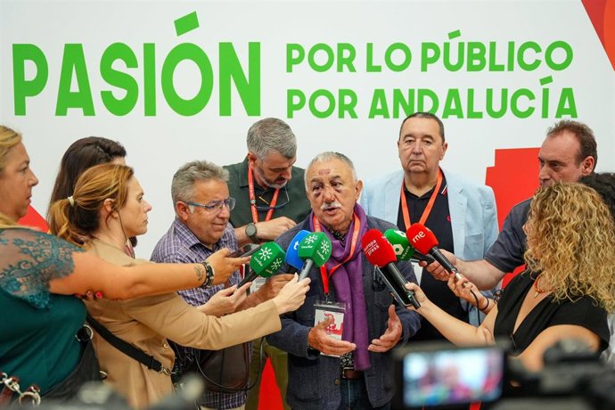 El secretario general de UGT, Pepe Álvarez, atiende a los medios de comunicación.