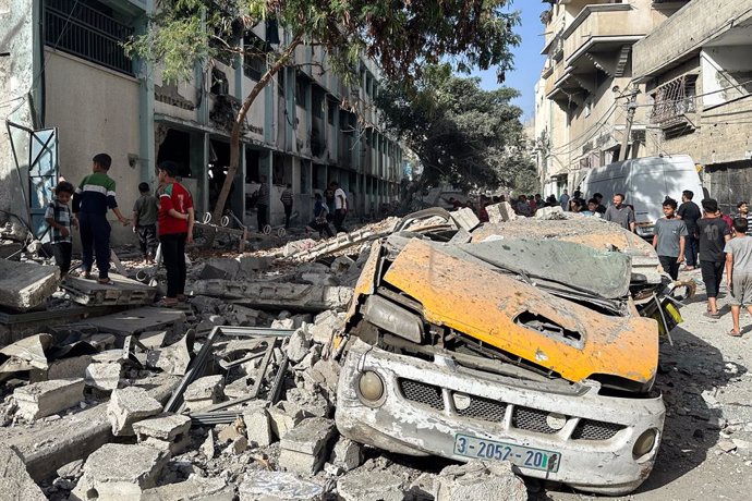 Palestinos inspeccionan los daños causados por un bombardeo del Ejército de Israel contra la escuela Fahmi al Yaryaui, situada en el norte de la Franja de Gaza y que acogía a desplazados, un ataque que ha dejado más de 30 muertos (archivo)