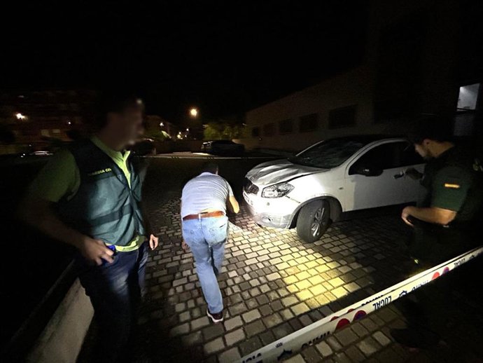 Archivo - Agentes de la Guardia Civil investiga el coche que arrolló a seis personas en Haro, matando a una