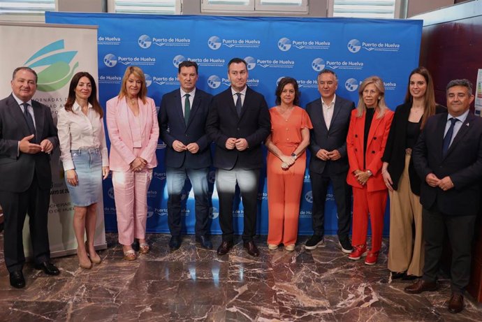 Autoridades en la inauguración de las las III Jornadas de Sostenibilidad Ambiental y Gestión Portuaria, que se celebran en Huelva.