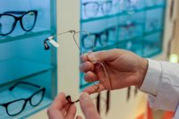 Casi 1,4 millones de menores de 16 años en Andalucía se beneficiarán de la bonificación de 100 euros para gafas