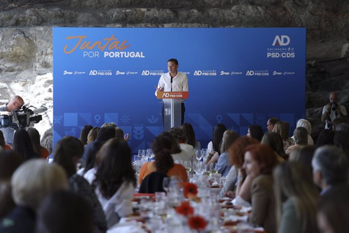 El presidente del Partido Social Democrata (PSD), Luis Montenegro, durante un mitin antes de las elecciones legislativas del 18M, a 16 de mayo de 2025, en Portugal. El gobierno titular convocó un voto de confianza, que perdió el 11 de marzo de 2025  y el 