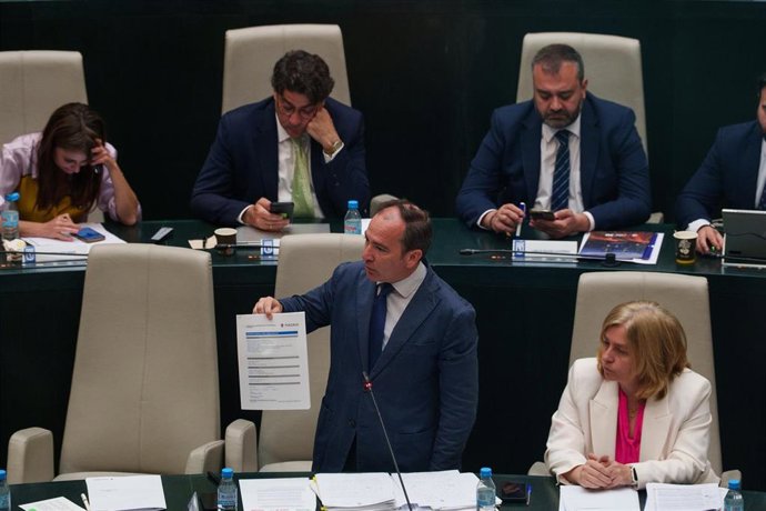 El delegado de Urbanismo, Medio Ambiente y Movilidad, Borja Carabante y la vicealcaldesa de Madrid, Inmaculada Sanz, durante un pleno en el Ayuntamiento de Madrid, a 27 de mayo de 2025, en Madrid (España).  La situación de las aproximadamente 400 personas