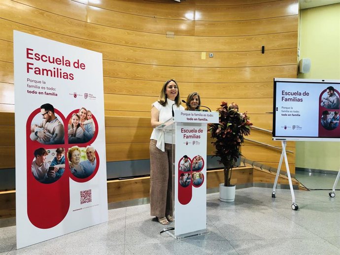 La consejera de Política Social, Familias e Igualdad, Conchita Ruiz, durante la presentación de la Escuela de Familias
