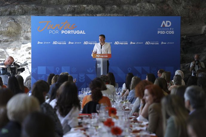 O presidente do Partido Social Democrata (PSD), Luis Montenegro, durante um comício antes das eleições legislativas do 18M em 16 de maio de 2025 em Portugal. O governo em exercício solicitou um voto de confiança, que perdeu em 11 de março de 2025, e o