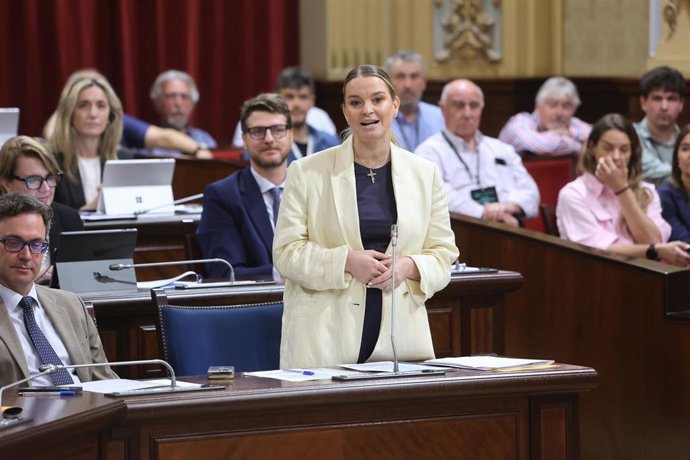 La presidenta de Baleares, Marga Prohens, durante una sesión de control al Govern. Archivo.