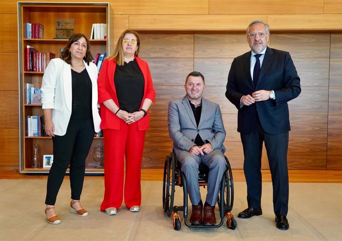 El presidente de las Cortes, Carlos Pollán, recibe alpresidente de Cermi CyL, Francisco Sardón; la gerente de la plataforma, Angélica Merino, y a la secretaria general, Araceli de las Heras, con motvio del 25 aniversario de la organización