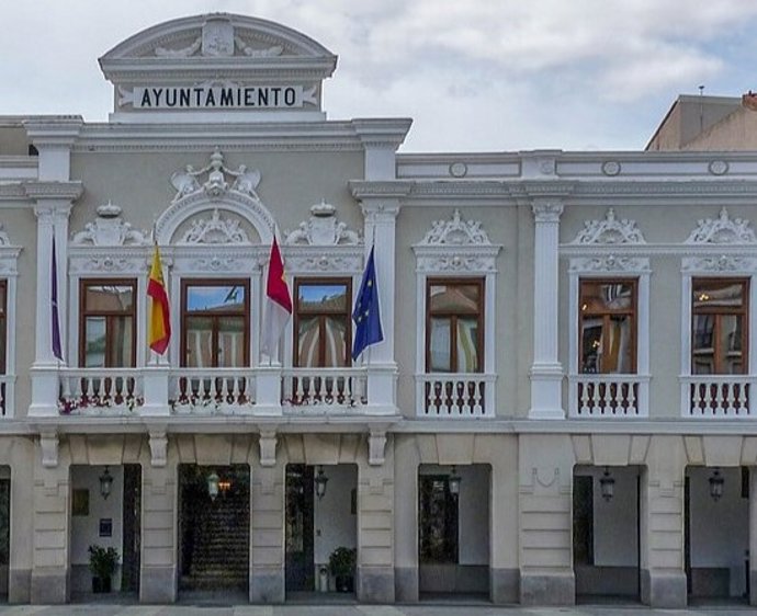 Archivo - Fachada del Ayuntamiento de Guadalajara.