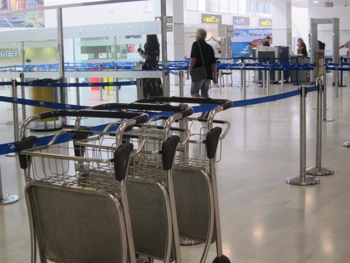 Archivo - Zona de embarque del Aeropuerto de Almería.