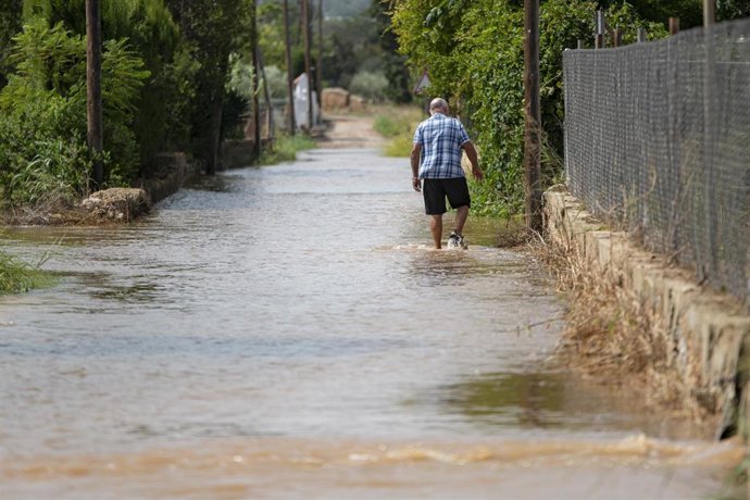 Archivo - La calle inundada por las lluvias en Les Cases d'Alcanar (Tarragona).