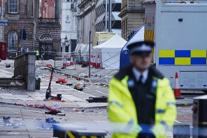 27 de maio de 2025, Reino Unido, Liverpool: Barracas da polícia cercadas por destroços no local em Water Street, perto do Liver Building, no centro da cidade de Liverpool, depois que um homem britânico branco de 53 anos foi preso quando um carro se chocou
