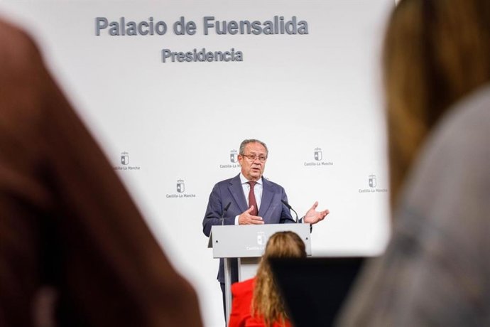 El consejero de Hacienda, AA.PP. Y Transformación Digital, Juan Alfonso Ruiz Molina, informa en rueda de prensa de los acuerdos adoptados en el Consejo de Gobierno relativos a su departamento.