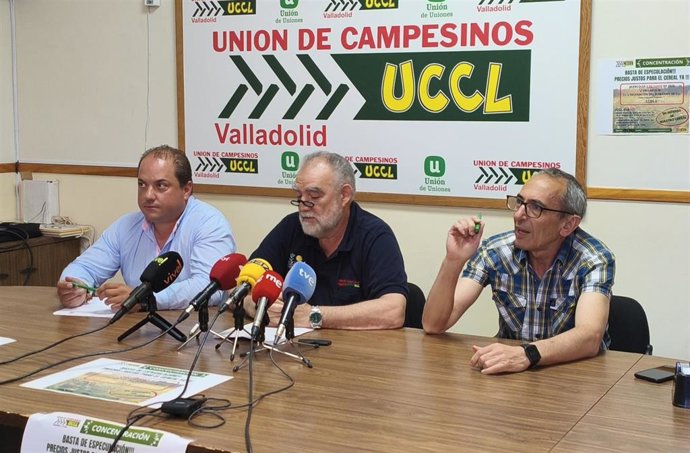 El presidente de UCCL Valladolid, Valentín García, en el centro, durante una rueda de prensa.