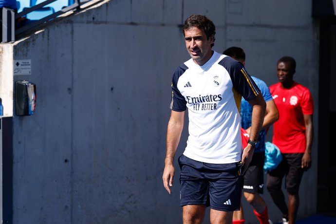 Archivo - Raul Gonzalez Blanco, técnico do RM Castilla, observa a partida de futebol amistosa disputada entre o Real Madrid Castilla e o CD Fuenlabrada no estádio Alfredo Di Stefano em 12 de agosto de 2023, em Valdebebas, Madri, Espanha.