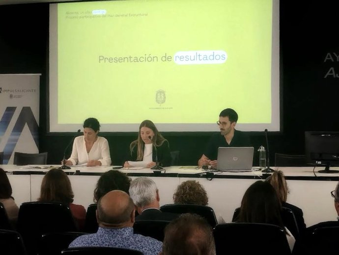 La concejala de Urbanismo (c), Rocío Gómez, durante la presentación de resultados de la consulta previa del nuevo Plan General Estructural en Puerta Ferrisa.