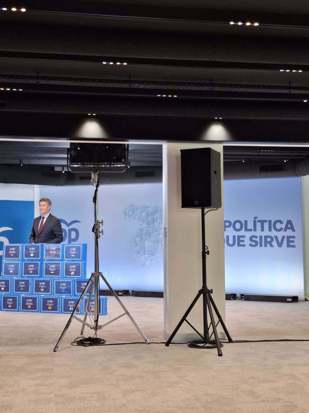 Feijóo hace una exhibición de fuerza y presenta más de 94.000 avales para revalidar su liderazgo en el PP