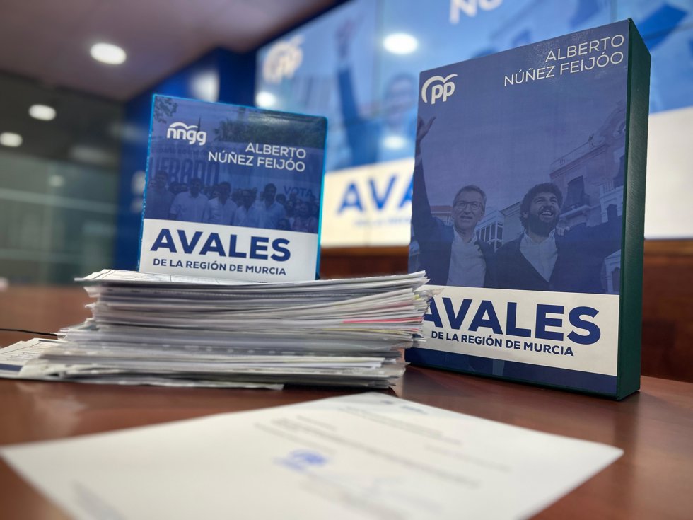 Feijóo presenta más de 94.000 avales para revalida su liderazgo en el PP