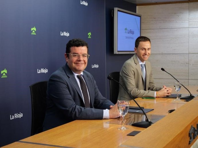 El portavoz y consejero de Hacienda, Gobernanza Pública y Sociedad Digital, Alfonso Domínguez,acompañado del consejero de Obras Públicas, Daniel Osés,  informa de los acuerdos adoptados por el Consejo de Gobierno