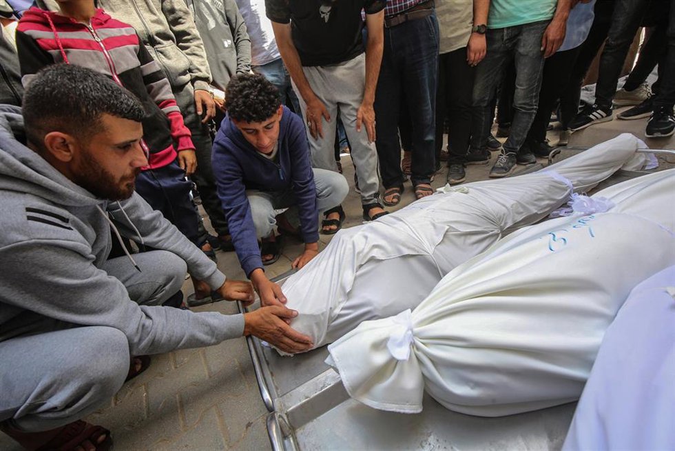 Palestinos junto a varios muertos por un bombardeo del Ejército de Israel contra una escuela que acogía a desplazados en el norte de la Franja de Gaza (archivo)