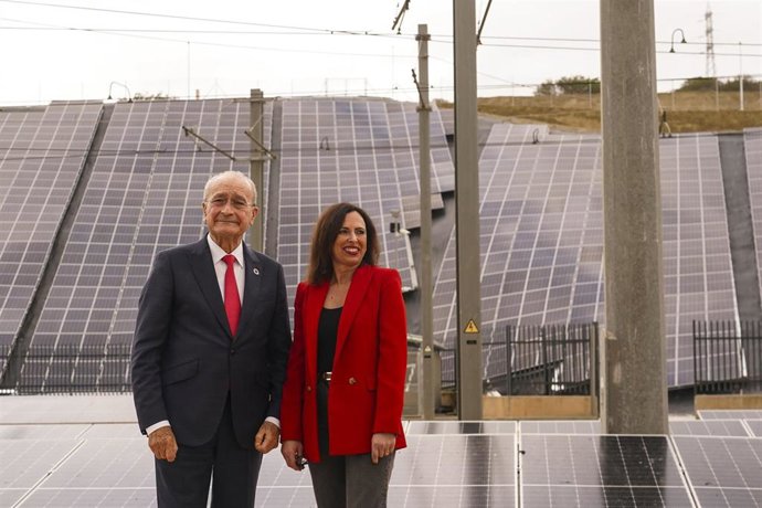 Archivo - La consejera de Fomento y Articulación del Territorio de la Junta de Andalucía, Rocío Díaz, durante la visita a Málaga, junto al alcalde, Francisco de la Torre.