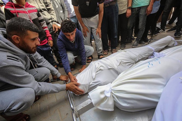 26 de maio de 2025, Cidade de Gaza, Faixa de Gaza, Território Palestino: Palestinos lamentam a perda de seus entes queridos após um ataque aéreo israelense a uma escola no bairro de al-Daraj, na Cidade de Gaza, que matou pelo menos 25 pessoas e feriu muit