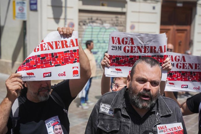 Sindicatos okupan durante una hora la sede de la CEV en València en la previa de la huelga general del 29 de mayo