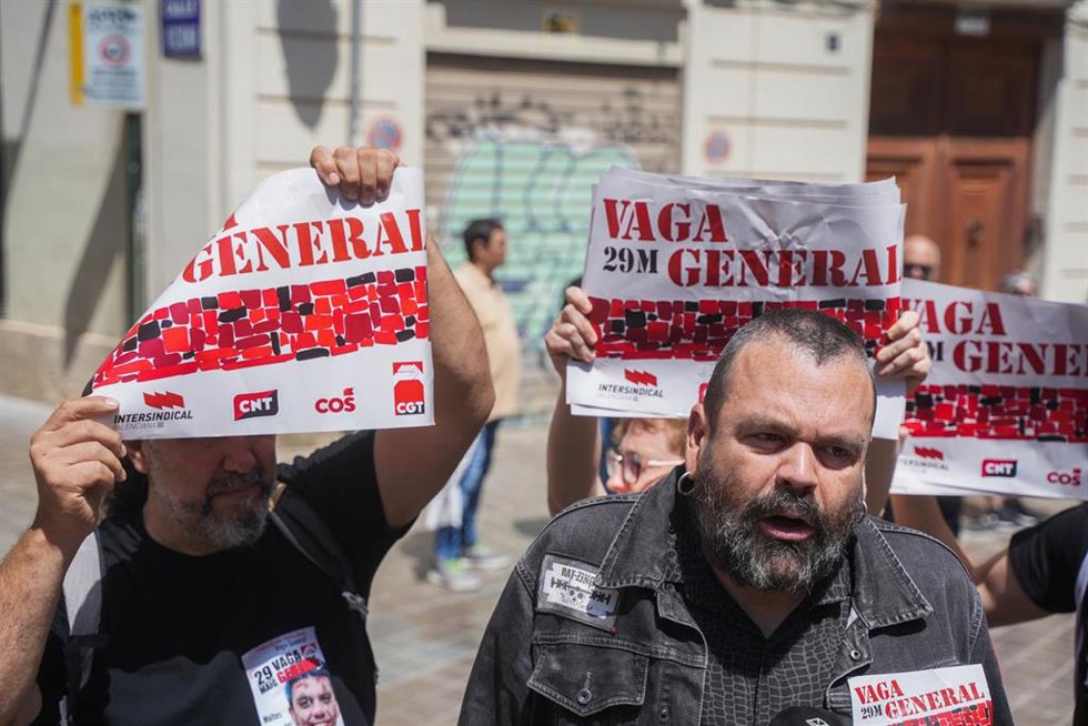 Sindicatos okupan durante una hora la sede de la CEV en Valncia en la previa de la huelga general del 29 de mayo