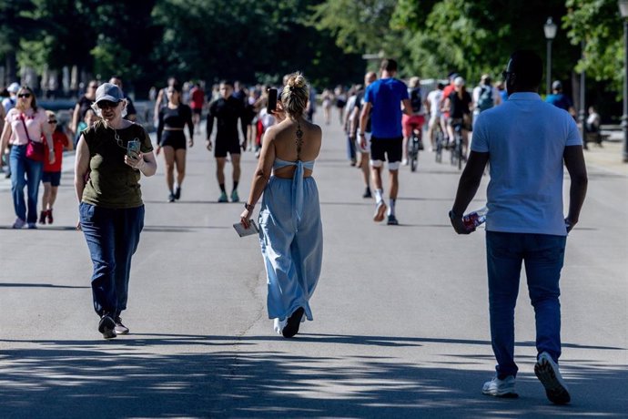 Imagen de recurso de ciudadanos en el parque del Retiro (Madrid).