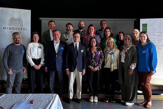 En la imagen: Miriam Sánchez y Dolores Jordán, investigadoras y profesoras en la Facultad de Enfermería y Medicina de UCAM Cartagena, junto a los participantes del proyecto Up-Res, durante la primera reunión realizada en Jettingen-Scheppach, Alemania.