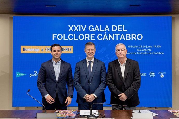 De izquierda a derecha, el concejal de Turismo, Francisco A>rias, el consejero de Cultura, Luís Martínez Abad y el organizador de la Gala, Juan Antonio Prieto