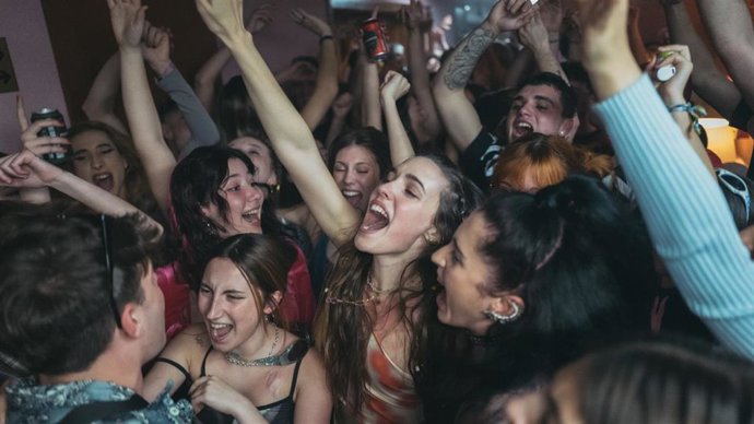 Paco Caballero dirige Viaje de fin de curso, una comedia tras pandemia: "Cada vez somos peor referente para los jóvenes"