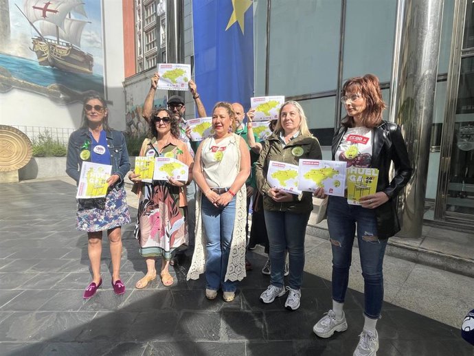Integrantes de la Junta de Personal Docente en la sede del Gobierno de Cantabria