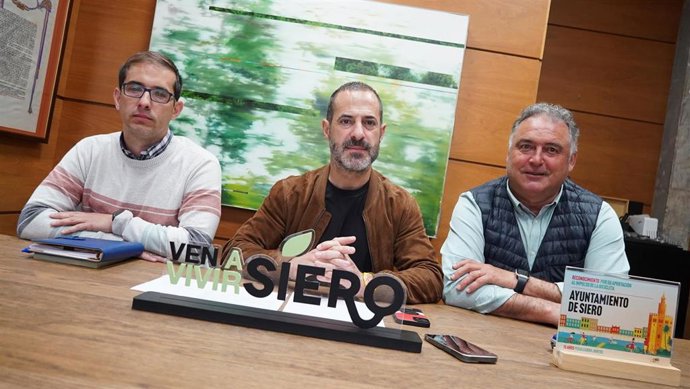 Rueda de prensa ofrecida por el alcalde de Siero, Ángel García, y el concejal de Caminos en el Medio Rural, Alumbrado Público y zonas verdes, Alejandro Villa, para anunciar la licitación de los trabajos de renovación en el Parque Centro Habana de La Pola.