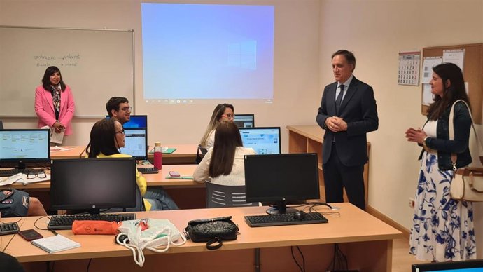 El alcalde de Salamanca,  Carlos García Carbayo, visita los primeros cursos en el Centro de Formación y Orientación Laboral (CEFOL).