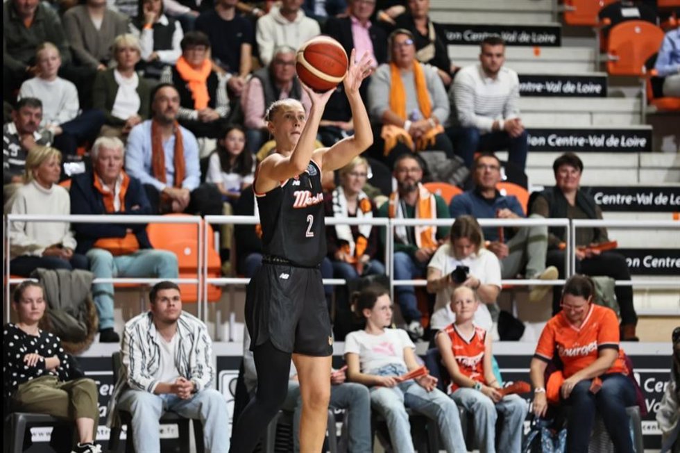 Regan Margarity durante un partido con el CBK Mersin